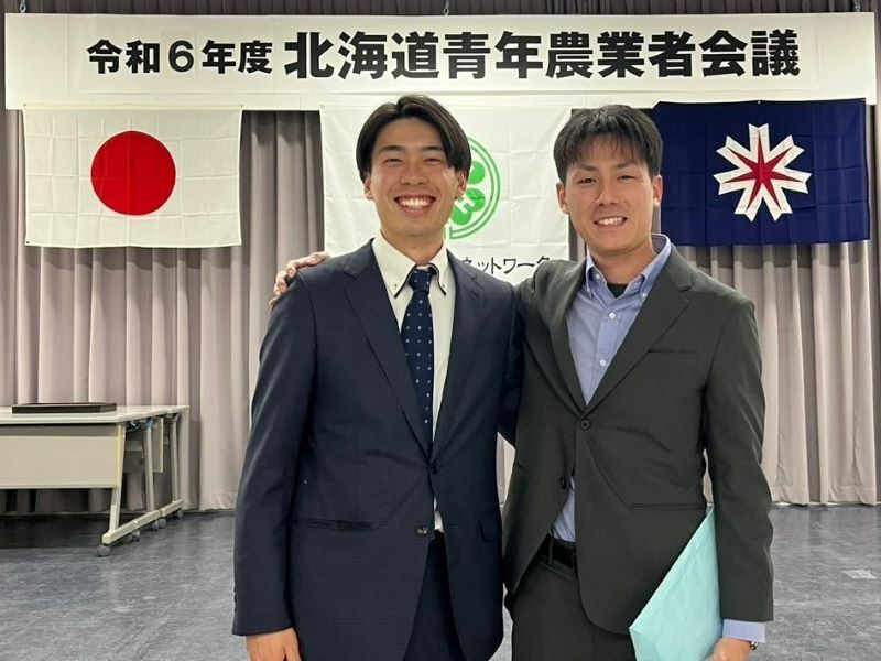 写真2 発表者 大塚悠生さん(左)、発表補助 山元亮平さん(右)