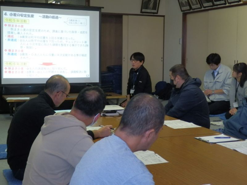 写真2 小麦の安定生産技術について説明