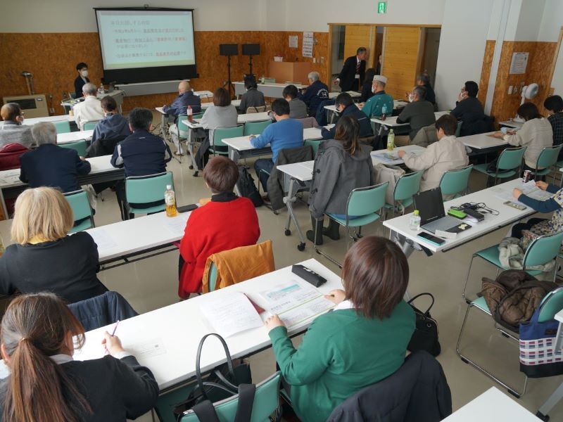 写真1 食品衛生法の改正点を学ぶ参加者