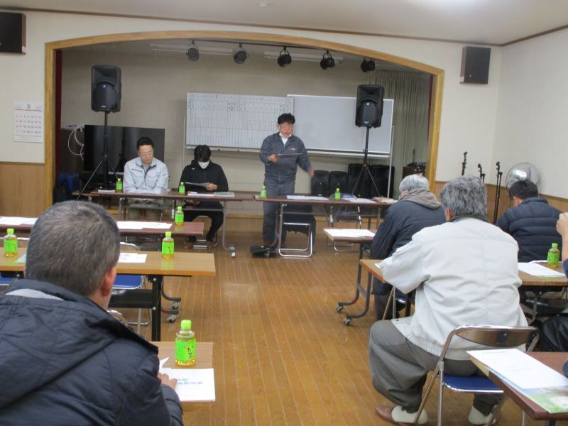 施肥試験について説明する小森係長