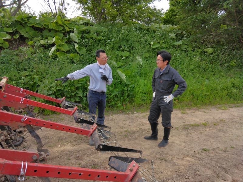 写真1 作業前の打ち合わせ（左：農業者、右：普及員）