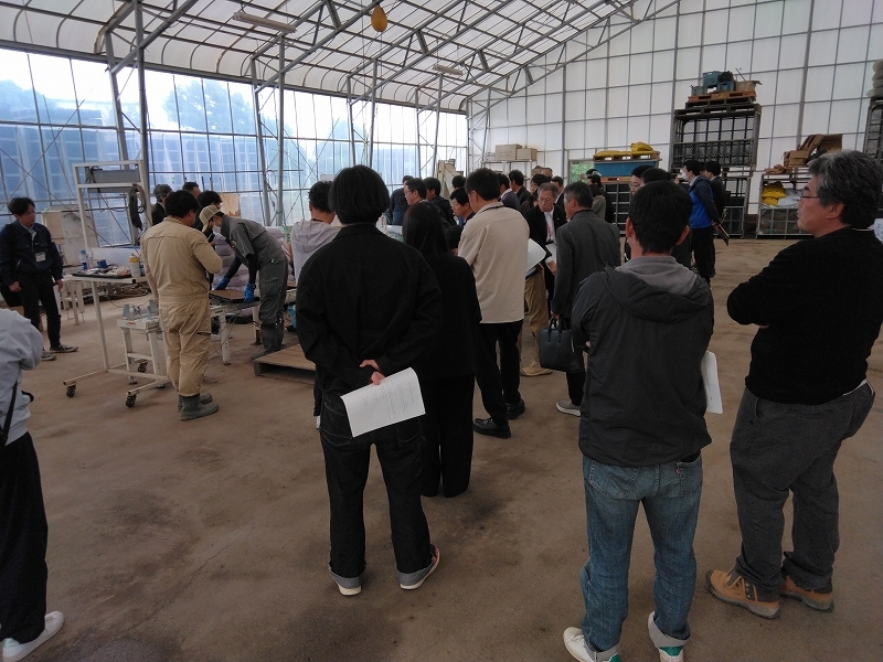 写真2 　視察：市内の育苗センター