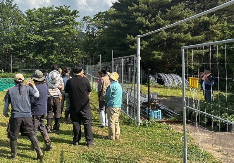 写真2_金網柵の設置園地を視察しました