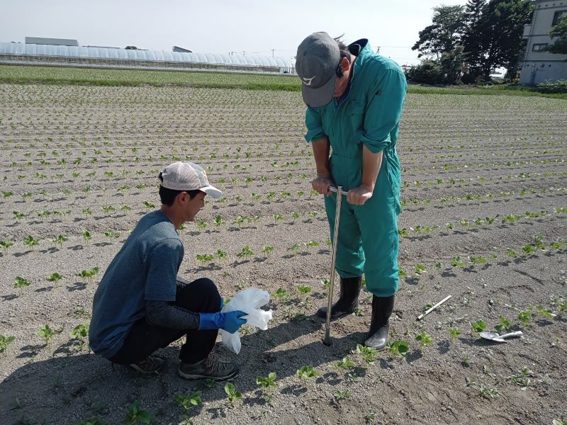 写真1検土杖で土壌断面を調査！