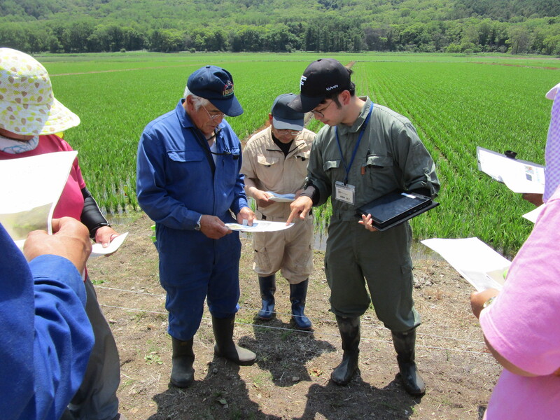 写真2_新規除草剤についても丁寧に解説しました（右）