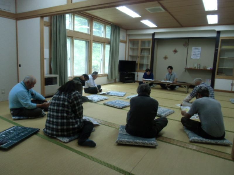 写真2_水管理のポイントを説明する普及指導員
