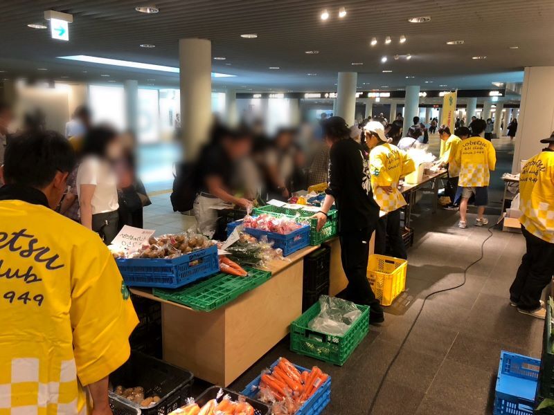 写真2クラブ員が農産物、加工品をPR
