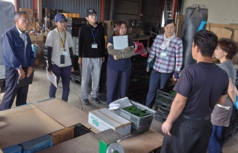 写真2 新規就農者から情報収集中