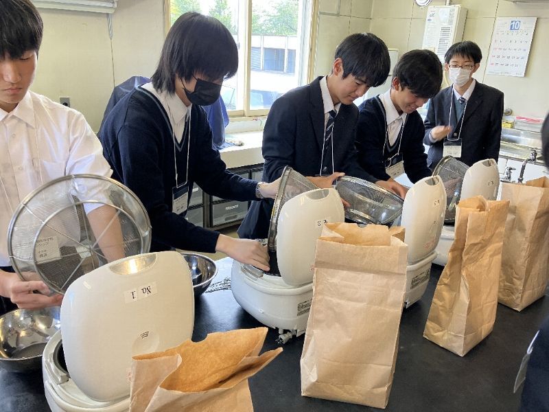 精米、米とぎを経て、炊飯を開始!