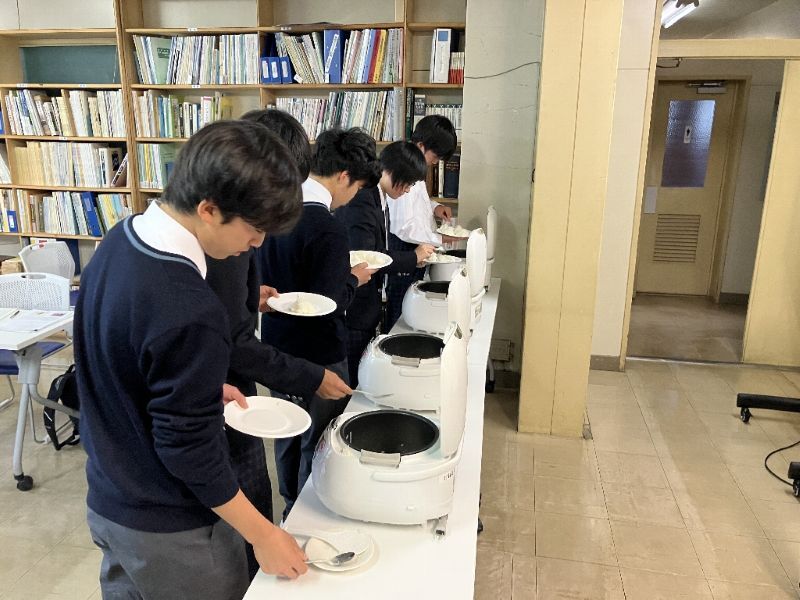 いよいよ、4品種を食べ比べ。味の違いをチェック