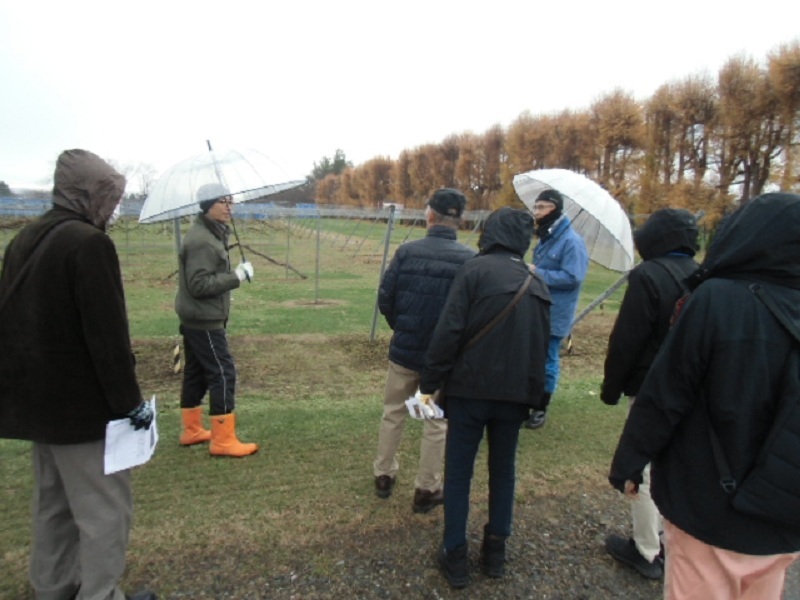 写真1_園地で試験内容の説明を受けました