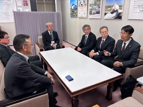 写真１　関係者に受章を報告