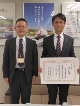 写真２　振興局長と藤永さん