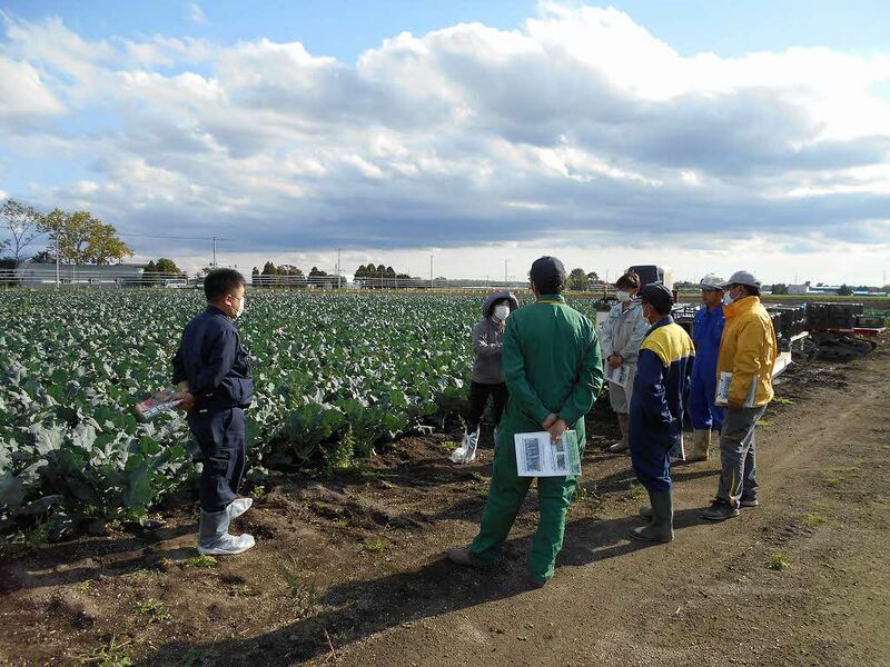 効果的な防除について熱心に説明を聞く農業者