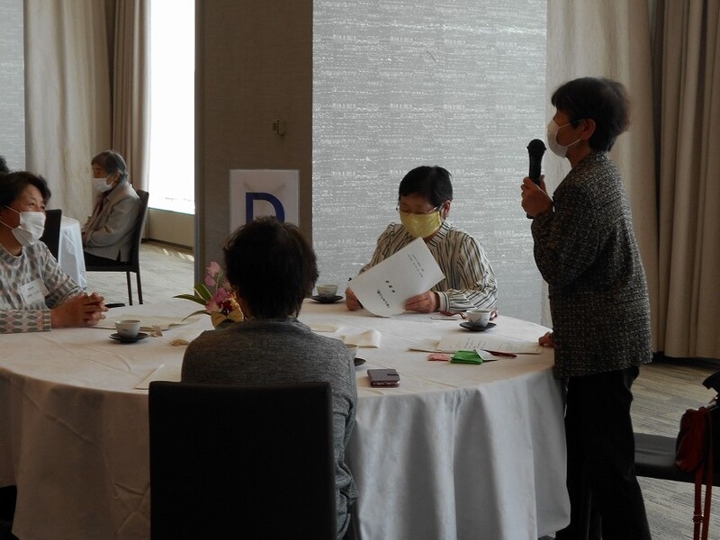 写真3 レシピ集などの思い出話で盛り上がりました