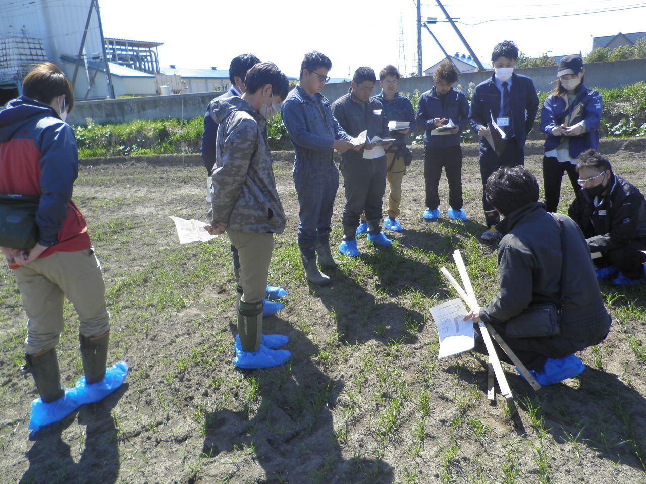 写真1 真剣に調査法を聞く参加者。