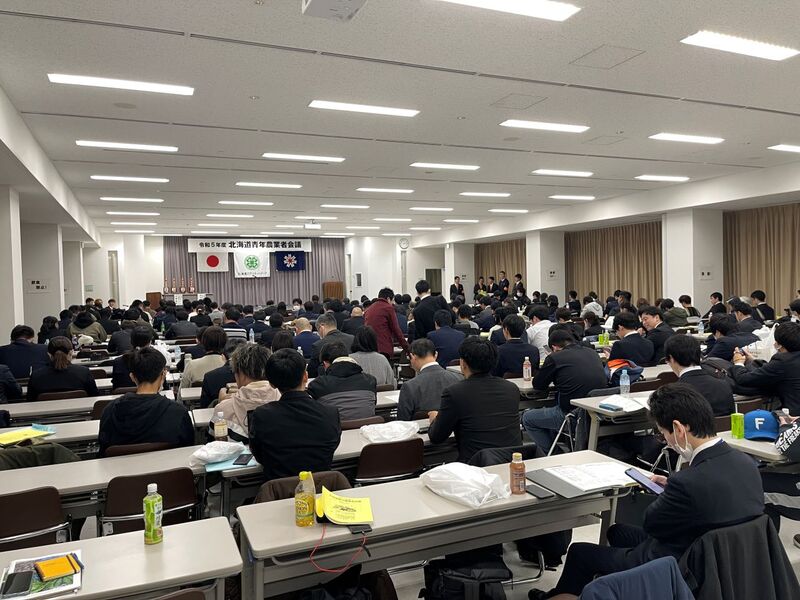 写真4 会場には約300人もの参加者。