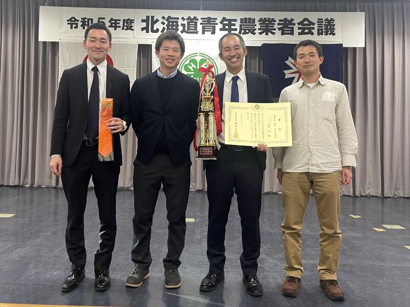 写真2 受賞後のメンバーでの集合写真。