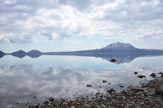 風不死岳が湖面に写る支笏湖